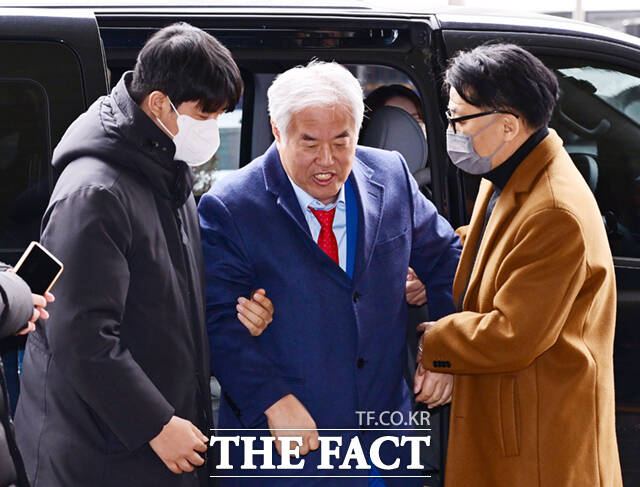 서부지법 폭동 사태 배후로 지목돼 구속된 전광훈 사랑제일교회 목사가 15일 서울 마포구 서울서부지방법원에서 열린 구속적부심사에 출석하며 취재진 질의에 