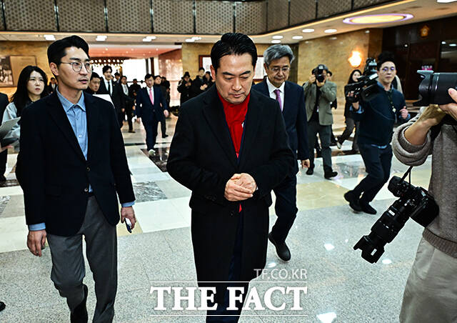 장동혁 국민의힘 대표가 15일 오후 서울 여의도 국회 로텐더홀에서 단식농성을 시작하고 있다. /국회=배정한 기자