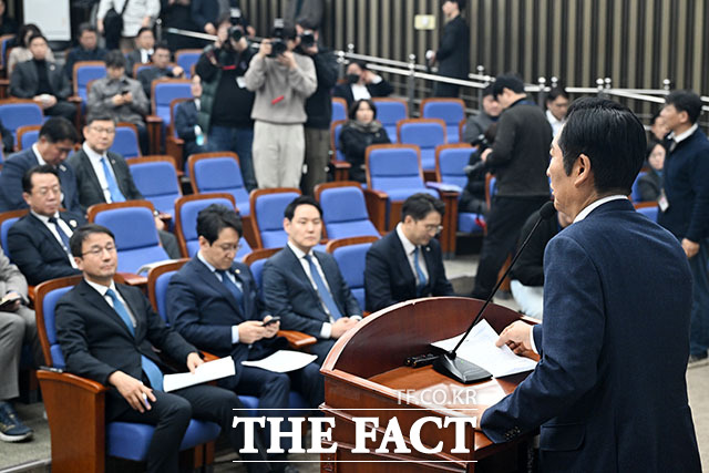 발언하는 정 대표(오른쪽).