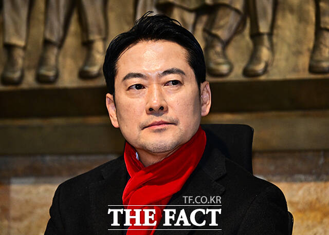 당내 반발을 잠재우고 징계의 정당성을 완성하기 위한 전략적 선택이라는 평가가 나온다. 사진은 장동혁 국민의힘 대표가 15일 오후 서울 여의도 국회 로텐더홀에서 단식농성을 시작하고 있는 모습. /배정한 기자