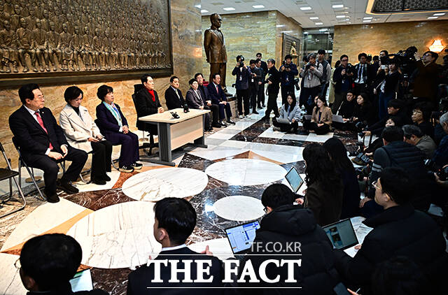 장동혁 국민의힘 대표가 15일 오후 서울 여의도 국회 로텐더홀에서 단식농성을 시작하고 있다. /국회=배정한 기자