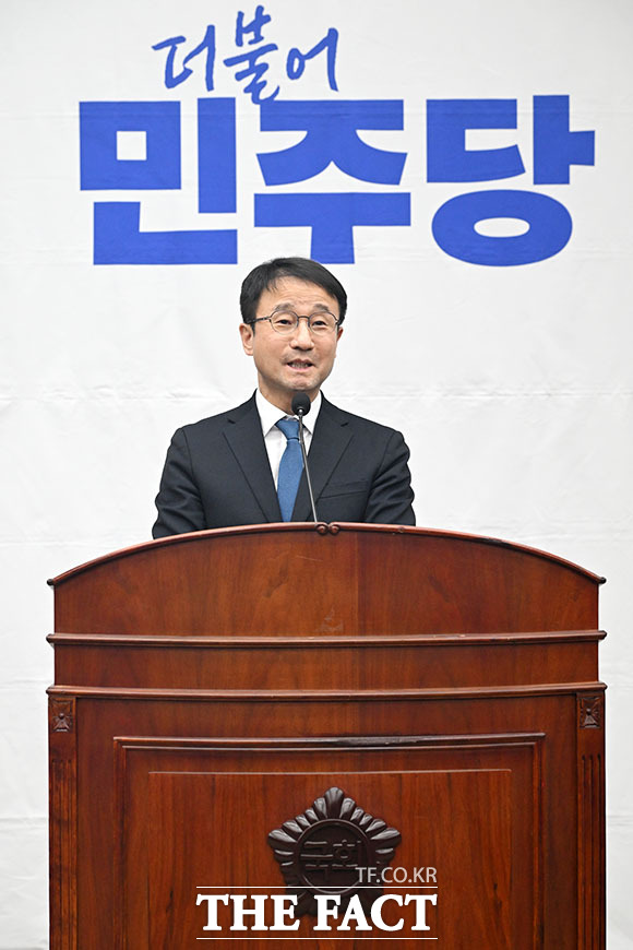 발언하는 정 대표(오른쪽).