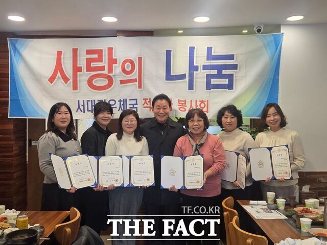 건양사이버대학교 노인복지학과 봉사동아리 써클-K 소속 학생들이 박용갑 국회의원으로부터 수상한 후 기념촬영을 하고 있다. 좌측부터 김민정·지은영·권현숙·박 의원·이정숙·정은경·김성은 /건양사이버대