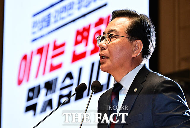 장동혁 국민의힘 대표(오른쪽)가 15일 오전 서울 여의도 국회에서 열린 의원총회에 참석해 송언석 원내대표의 모두발언을 듣고 있다.