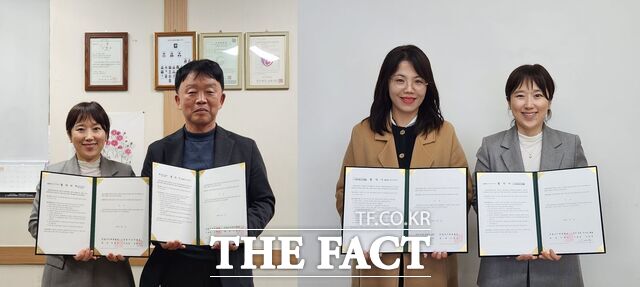 건양사이버대 사회복지학과 배나래 사회복지학과장이 김현성 남원시니어클럽과 전주서원시니어클럽 과 협약을 체결한 후 기념촬영하고 있다. /건양사이버대