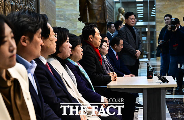 장동혁 국민의힘 대표가 15일 오후 서울 여의도 국회 로텐더홀에서 단식농성을 시작하고 있다. /국회=배정한 기자