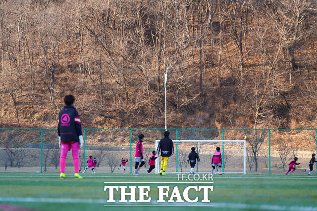 전지훈련을 위해 울진을 찾은 유소년 축구단이 훈련을 하고 있다. /울진군