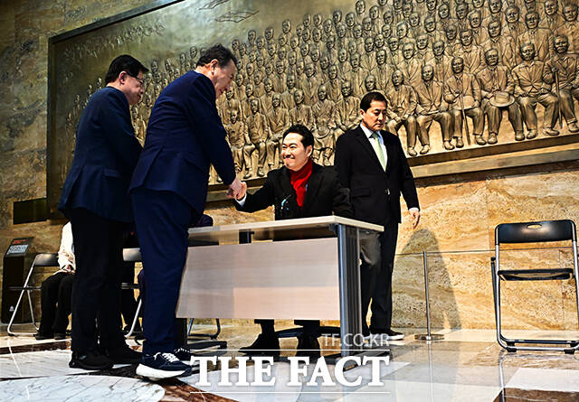 장동혁 국민의힘 대표가 15일 오후 서울 여의도 국회 로텐더홀에서 단식농성을 시작하고 있다. /국회=배정한 기자