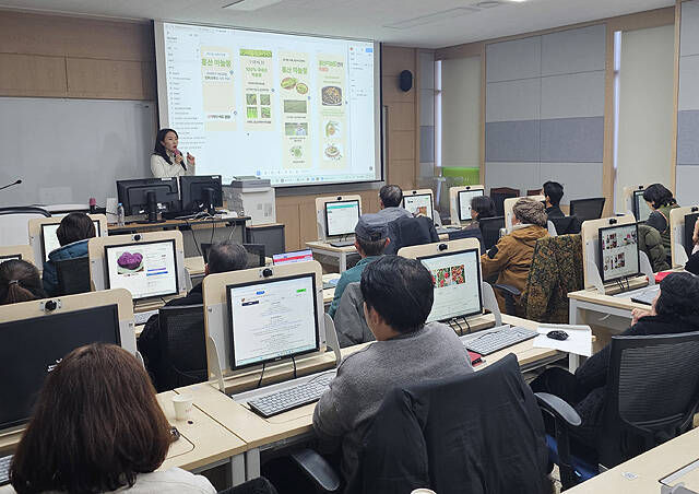 영주시가 관내 농업인을 대상으로 AI 활용 농산물 온라인 마케팅 실무교육을 운영해 호응을 얻었다. /영주시