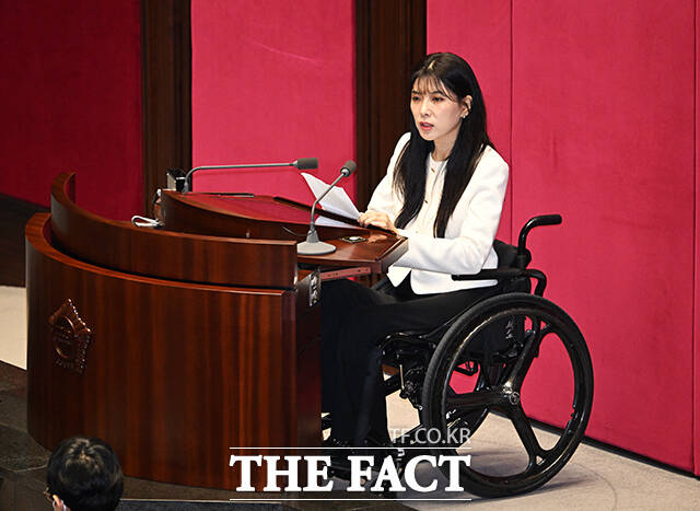 인요한 전 의원의 사퇴로 비례 의석을 승계한 이소희 국민의힘 의원이 15일 오후 서울 여의도 국회에서 열린 본회의에 참석해 인사말을 하고 있다. /국회=배정한 기자