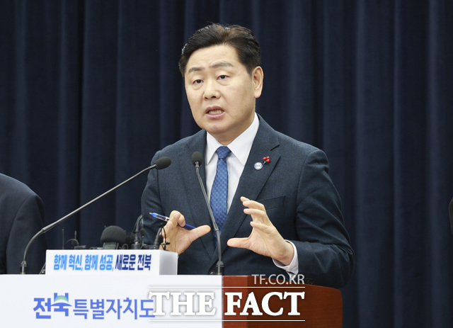 15일 전주시 전북도청 브리핑룸에서 김관영 전북도지사가 완주·전주 통합, 반도체 확장, 군산조선소 재도약으로 전북이 지방주도 성장의 선두에 서겠다며 기자회견을 갖고 있다. /전북도