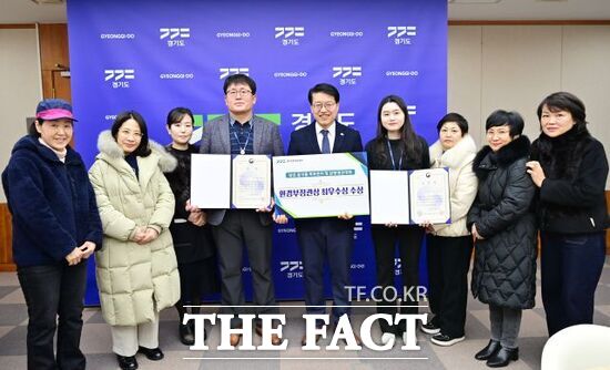 김대순 경기도 행정2부지사(가운데)를 비롯한 경기도 북부청사 구내식당 관계자들이 2025년 남은음식물 목표 관리 및 감량 경진대회에서 환경부 장관상인 최우수상을 수상한 뒤 기념 촬영을 하고 있다. /경기도