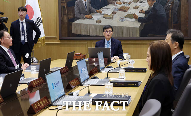 이창용 한국은행 총재가 15일 오전 서울 중구 한국은행 본관에서 열린 금융통화위원회 본회의에서 의사봉을 두드리고 있다. /남윤호 기자
