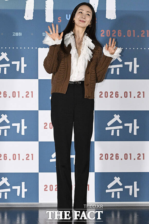 최신춘 감독과 배우 최지우, 고동하, 민진웅(왼쪽부터)이 포즈를 취하고 있다.