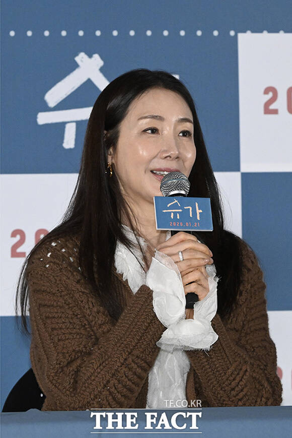 최신춘 감독과 배우 최지우, 고동하, 민진웅(왼쪽부터)이 포즈를 취하고 있다.