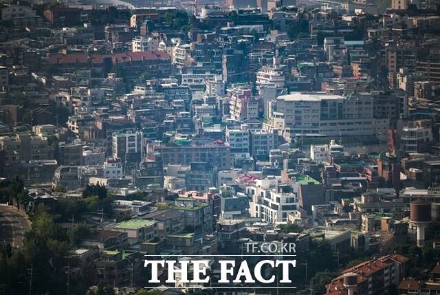 LH토지주택연구원이 만 19세~39세 무주택 1인 가구 청년 700명을 조사한 결과, 76.1%가 공공임대주택에 살 의향이 있다고 답했다. 이유로는 주거비 부담이 1위를 차지했다. /뉴시스