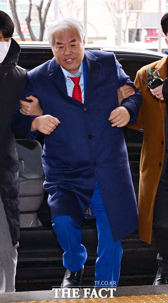 서부지법 폭동 사태 배후로 지목돼 구속된 전광훈 사랑제일교회 목사가 15일 서울 마포구 서울서부지방법원에서 열린 구속적부심사에 출석하며 취재진 질의에 