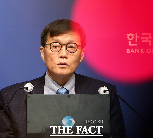 이창용 한국은행 총재가 15일 오전 서울 중구 한국은행에서 열린 통화정책방향 기자간담회에서 생각에 잠겨있다. 한은 금융통화위원회는 이날 새해 첫 회의에서 기준금리를 연 2.50%로 유지, 5연속 동결을 결정했다. /남윤호 기자