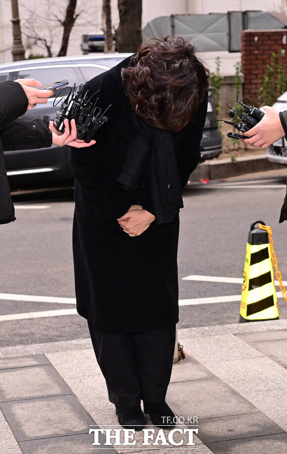 김경 서울시의원이 15일 오전 서울 마포구 서울경찰청 공공범죄수사대에 피의자 신분으로 출석하며 고개 숙여 사과하고 있다.