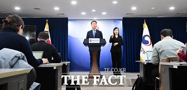 류제명 과학기술정보통신부 2차관이 15일 오후 서울 종로구 정부서울청사에서 독자 AI 파운데이션모델 프로젝트 1차 단계 평가 결과를 브리핑하고 있다. /임영무 기자