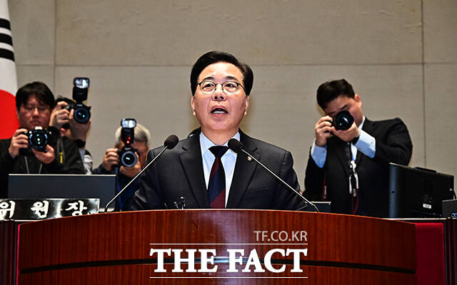 장동혁 국민의힘 대표(오른쪽)가 15일 오전 서울 여의도 국회에서 열린 의원총회에 참석해 송언석 원내대표의 모두발언을 듣고 있다.