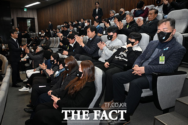 법안 통과에 눈물 훔치는 12.29 제주항공 여객기 참사 희생자 유가족들.