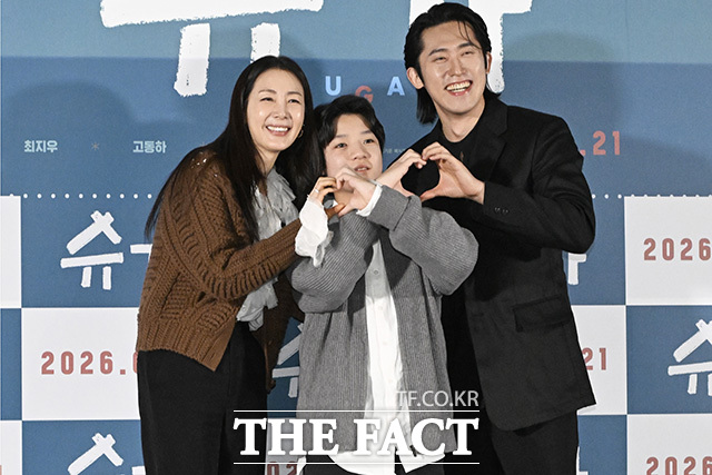 배우 최지우와 고동하, 민진웅(왼쪽부터)이 15일 오후 서울 광진구 롯데시네마 건대입구점에서 열린 영화 '슈가' 언론 배급 시사회에 참석해 포즈를 취하고 있다. /송호영 기자