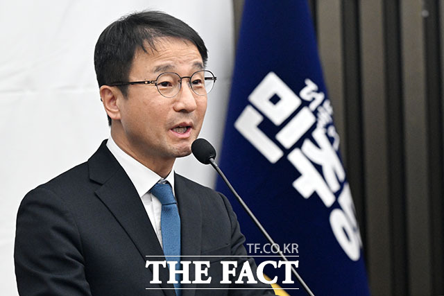 발언하는 정 대표(오른쪽).