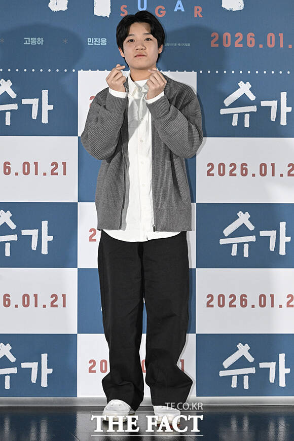 최신춘 감독과 배우 최지우, 고동하, 민진웅(왼쪽부터)이 포즈를 취하고 있다.