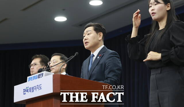 15일 전주시 전북도청 브리핑룸에서 김관영 전북도지사가 완주·전주 통합, 반도체 확장, 군산조선소 재도약으로 전북이 지방주도 성장의 선두에 서겠다며 기자회견을 갖고 있다. /전북도