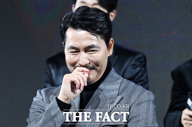 정우성을 둘러싸고 일부 시청자들 사이에서 대사 전달력이 어색하다, 감정 표현이 과해 몰입을 방해한다는 혹평이 쏟아진데 이어 온라인 바이럴 마케팅 의혹까지 제기되며 논란이 확산됐다. 사진은 정우성이 지난해 연말 가진 디즈니+ 새 오리지널 시리즈 ‘메이드 인 코리아’ 제작발표회에 참석해 웃음을 터뜨리고 있다. /서예원 기자