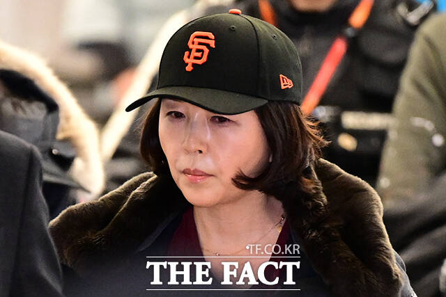 더불어민주당을 탈당한 강선우 무소속 의원에게 '공천헌금' 명목으로 1억 원을 건넨 의혹을 받는 김경 서울시의원이 15일 오전 9시께 경찰에 재차 출석했다. /인천국제공항=남윤호 기자