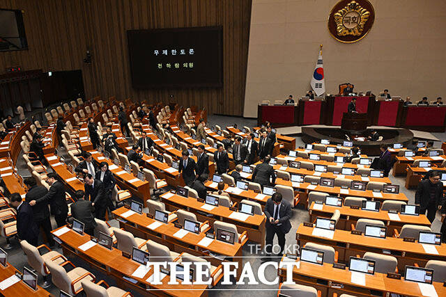 '윤석열·김건희에 의한 내란·외환 및 국정농단 행위의 진상규명을 위한 특별검사 임명 등에 관한 법률안'에 대해 무제한 토론(필리버스터) 시작한 천 원내대표.