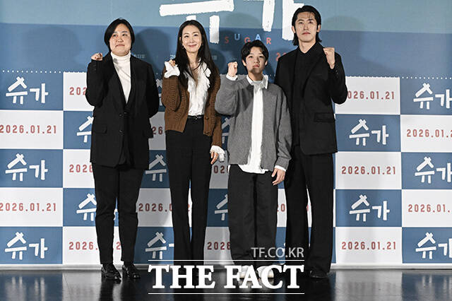 최신춘 감독과 배우 최지우, 고동하, 민진웅(왼쪽부터)이 포즈를 취하고 있다.