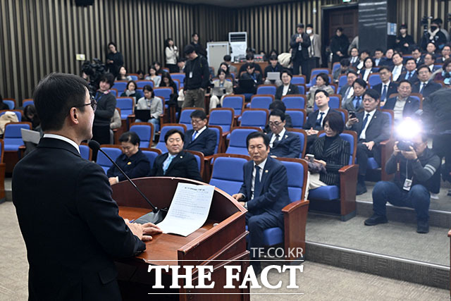 발언하는 정 대표(오른쪽).