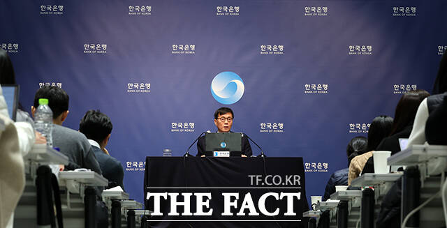 이창용 한국은행 총재가 15일 오전 서울 중구 한국은행에서 열린 통화정책방향 기자간담회에서 취재진 질문에 답하고 있다. 한은 금융통화위원회는 이날 새해 첫 회의에서 기준금리를 연 2.50%로 5연속 동결했다. /남윤호 기자