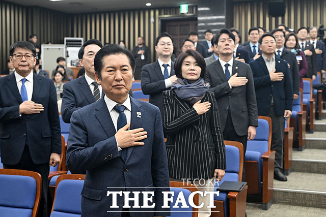 발언하는 정 대표(오른쪽).