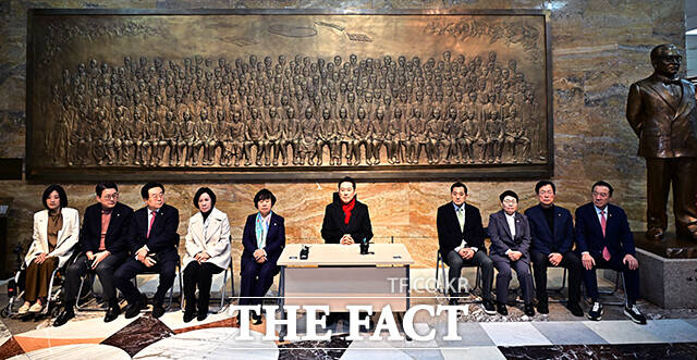 장동혁 국민의힘 대표가 15일 오후 서울 여의도 국회 로텐더홀에서 단식농성을 시작하고 있다. /국회=배정한 기자