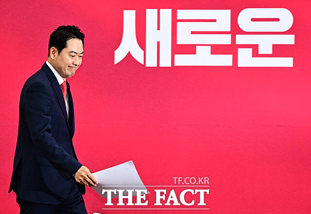 장동혁 국민의힘 대표가 15일 오전 서울 여의도 국회에서 열린 최고위원회의에 참석해 모두발언을 하고 있다. /국회=배정한 기자