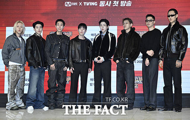 포즈를 취하고 있는 심사위원 출연자들.