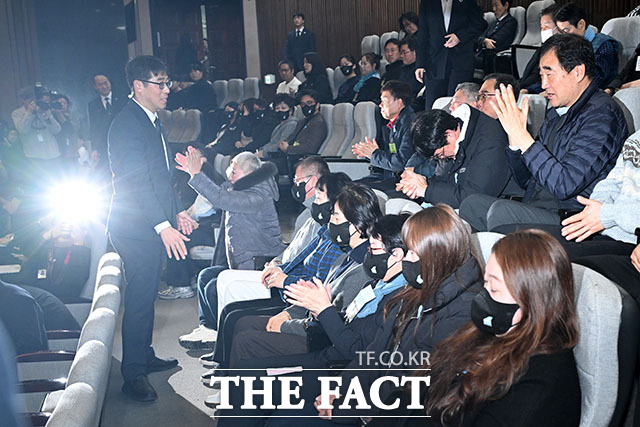 12.29 제주항공 여객기 참사 희생자 유가족들이 15일 오후 서울 여의도 국회에서 열린 제431회 국회(임시회) 제1차 본회의에서 '항공·철도 사고조사에 관한 법률 일부개정법률안'이 가결되자 기뻐하고 있다. /국회=남용희 기자