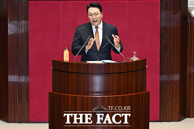 천하람 개혁신당 원내대표가 15일 국회 본회의장에서 '윤석열·김건희에 의한 내란·외환 및 국정농단 행위의 진상규명을 위한 특별검사 임명 등에 관한 법률안'에 대해 필리버스터(무제한 토론)를 하고 있다. /국회=남용희 기자