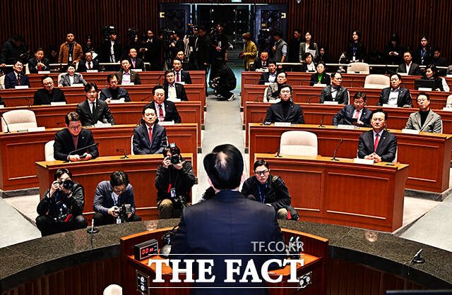 장동혁 국민의힘 대표(오른쪽)가 15일 오전 서울 여의도 국회에서 열린 의원총회에 참석해 송언석 원내대표의 모두발언을 듣고 있다.