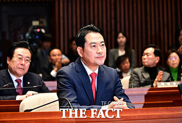 장동혁 국민의힘 대표가 15일 통일교 및 더불어민주당 공천헌금 의혹 특검법 수용을 촉구하는 단식에 돌입한다. 사진은 장 대표가 이날 오전 서울 여의도 국회에서 열린 의원총회에 참석하고 있는 모습. /배정한 기자