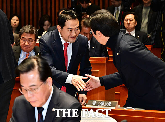 장동혁 국민의힘 대표(오른쪽)가 15일 오전 서울 여의도 국회에서 열린 의원총회에 참석해 송언석 원내대표의 모두발언을 듣고 있다.