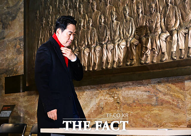 장동혁 국민의힘 대표가 15일 오후 서울 여의도 국회 로텐더홀에서 단식농성을 시작하고 있다. /국회=배정한 기자