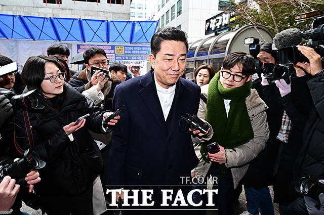 서울경찰청 공공범죄수사대는 15일 김병기 더불어민주당 의원의 의혹들과 관련해 전직 보좌진 A 씨를 참고인 신분으로, 전 동작경찰서 수사팀장 B 씨 피의자 신분으로 불러 조사한다. /배정한 기자
