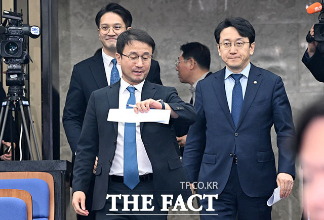 발언하는 정 대표(오른쪽).