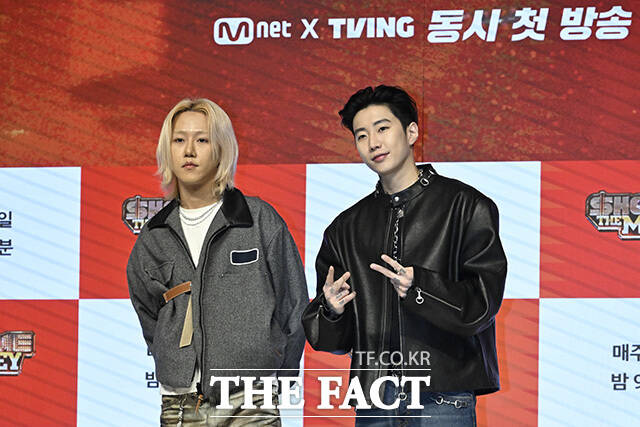 포즈를 취하고 있는 심사위원 출연자들.