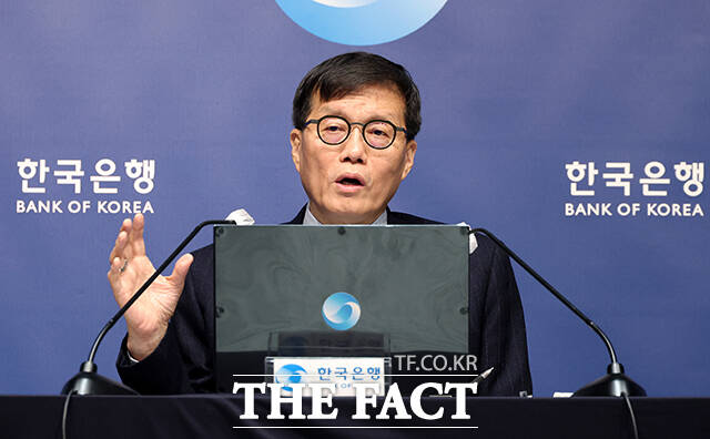 이창용 한국은행 총재가 15일 오전 서울 중구 한국은행에서 열린 통화정책방향 기자간담회에서 생각에 잠겨있다. 한은 금융통화위원회는 이날 새해 첫 회의에서 기준금리를 연 2.50%로 유지, 5연속 동결을 결정했다. /남윤호 기자